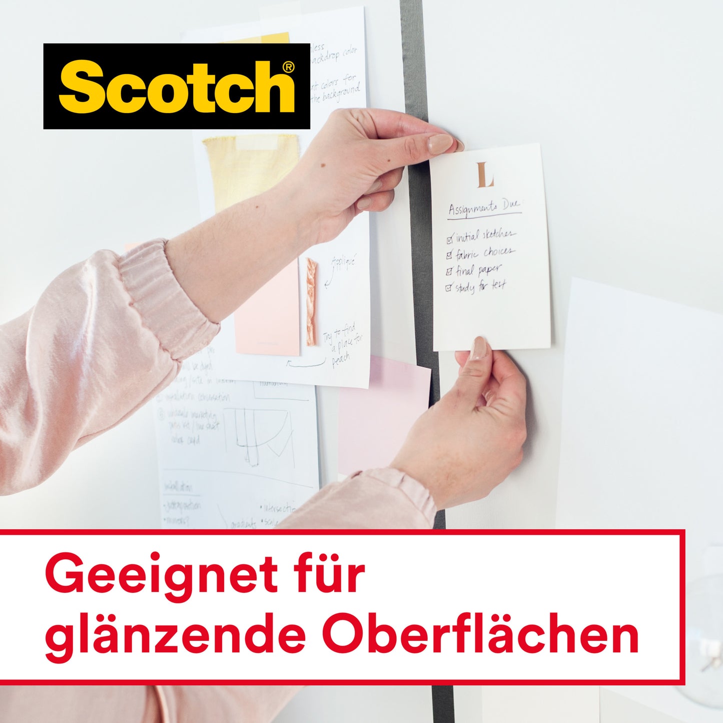 Eine Person befestigt eine Notiz an einem Whiteboard mit Scotch® Crystal Klebeband, transparent, 1 Rolle, 19 mm x 33 m von 3M Deutschland GmbH. Oben links ist das Scotch-Logo zu sehen, darunter der Text "Geeignet für glänzende Oberflächen".