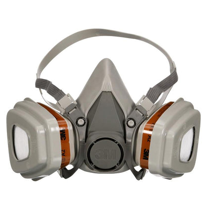 Η μάσκα αναπνοής 3M™ 6003KIT-1 (1x6200, 2x6055, 2x5935, 2x501) από την 3M Deutschland GmbH προσφέρει προστασία από οργανικούς ατμούς με ανταλλάξιμα φίλτρα A2P3 και ρυθμιζόμενες κεφαλόδεσμες.