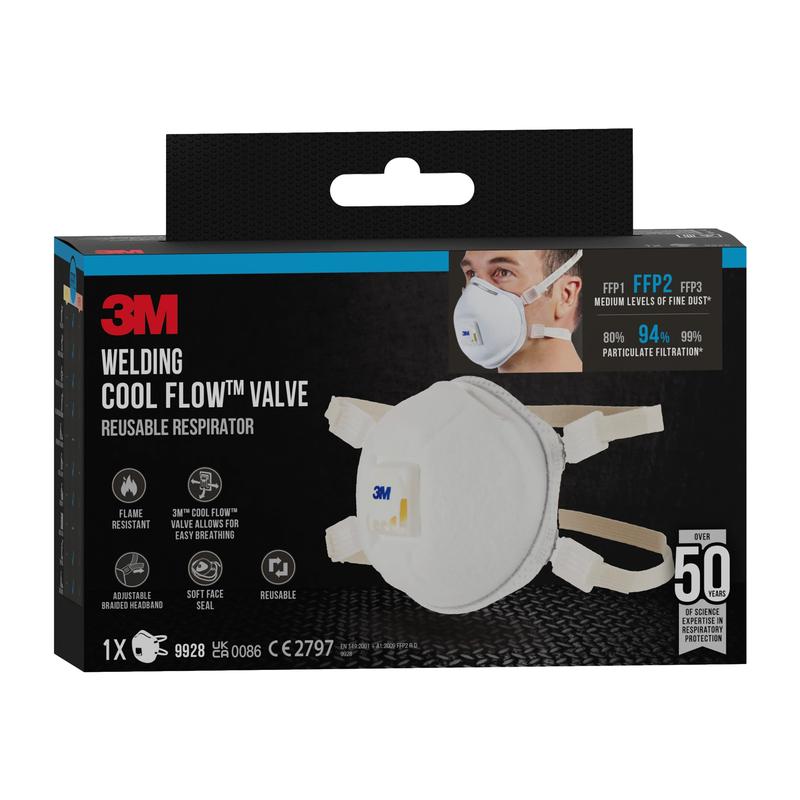 Η μάσκα σωματιδίων 3M™ Cool Flow™ 9928 για εργασίες συγκόλλησης, με βαλβίδα από την 3M Deutschland GmbH προσφέρει προστασία FFP2, ένα μαλακό μαξιλαράκι μύτης και παρέχεται σε συσκευασία με μια επαναχρησιμοποιήσιμη μάσκα. Η συσκευασία δείχνει τη μάσκα αναπνοής και τον χρήστη.