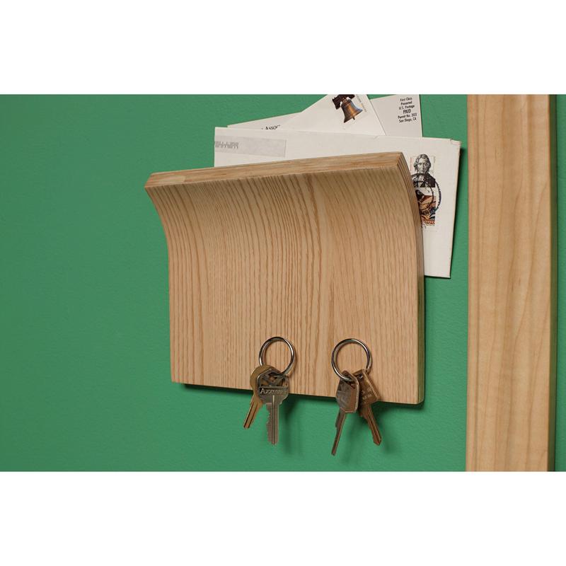 Ένα ξύλινο γραμματοκιβώτιο τοίχου με γάντζους για κλειδιά είναι στερεωμένο με την ταινία διπλής όψης εσωτερικής τοποθέτησης Scotch-FIX™ της 3M Deutschland GmbH σε έναν πράσινο τοίχο.