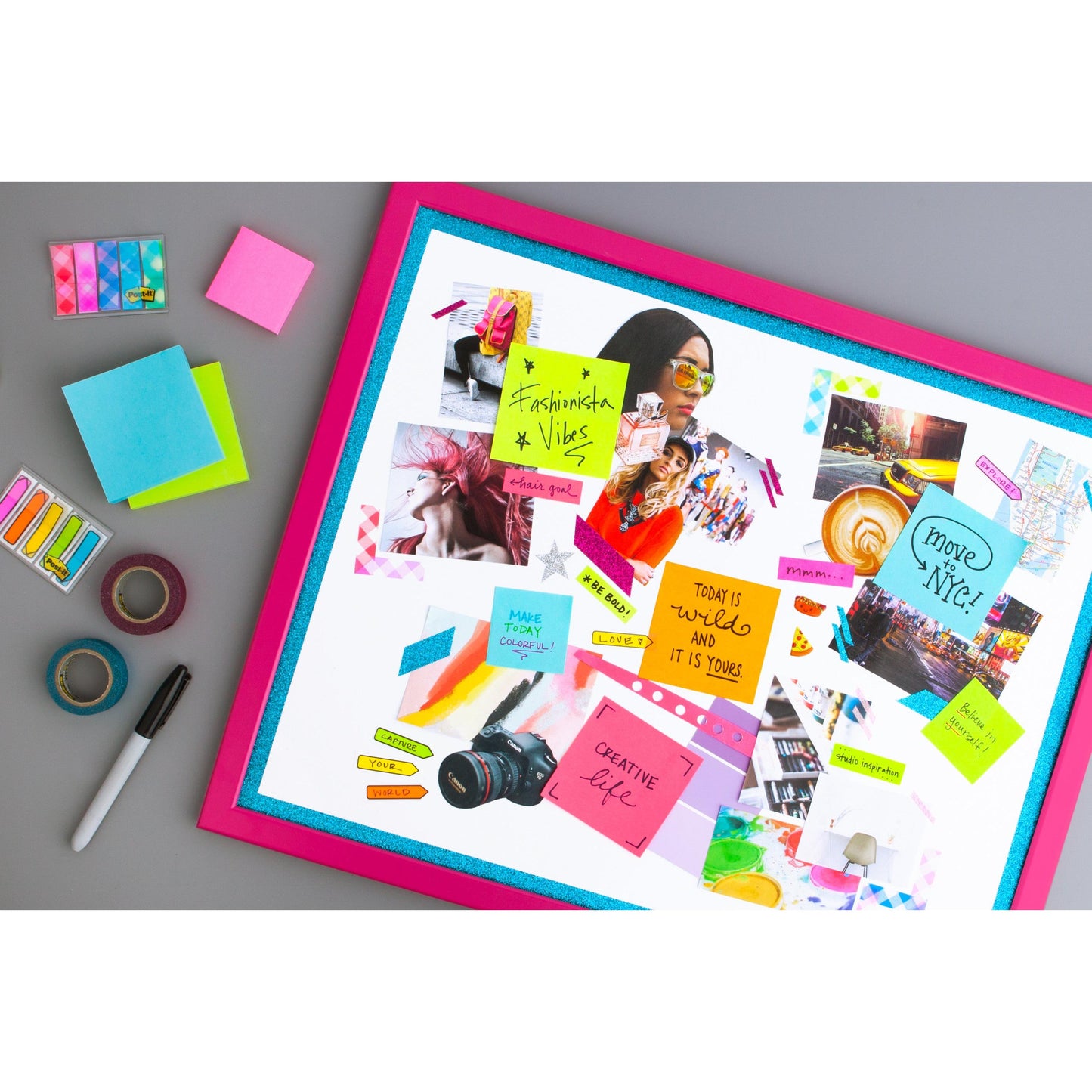Ein Flat Lay zeigt ein buntes Vision Board mit Zeitschriftenausschnitten, Fotos und Post-it® Notes Mini Würfel (51 mm x 51 mm, 400 Blatt/Block, 100% PEFC) von 3M Deutschland GmbH, sowie Washi Tape, Marker, Büroklammern und Binder Clips auf einer grauen Oberfläche.