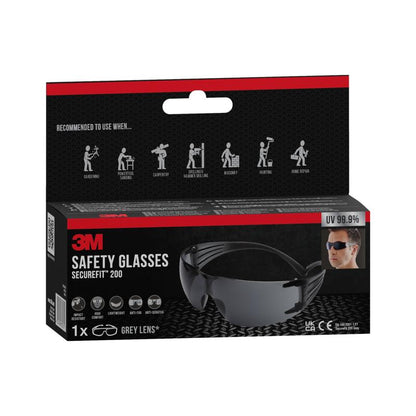 Απεικονίζεται ένα κουτί των προστατευτικών γυαλιών 3M™ SecureFit™ 200 της 3M Deutschland GmbH. Η συσκευασία τονίζει την προστασία UV 99,9% και δείχνει σύμβολα για τη χρήση στον κήπο, στην ξυλουργική και στο εργαστήριο.