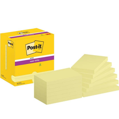 Ένα κουτί Post-it® Super Sticky Notes της 3M Deutschland GmbH απεικονίζεται δίπλα σε πολλά κίτρινα αυτοκόλλητα σημειώματα (76 mm x 127 mm, 90 φύλλα/μπλοκ, 12 μπλοκ/συσκευασία), όλα σε συσκευασία από χαρτόνι πιστοποιημένο με PEFC.