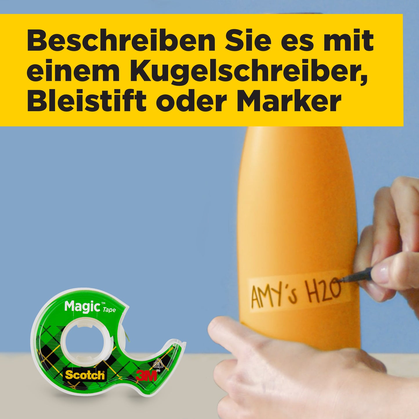 Eine Hand schreibt mit einem schwarzen Marker "AMY'S H2O" auf eine orangefarbene Flasche. Im Vordergrund steht eine Rolle Scotch® Magic™ Unsichtbares Klebeband, Nachfüllpackung (1 Rolle, 19 mm x 25 m) von 3M Deutschland GmbH. Der Text oben fordert zum Beschriften auf.