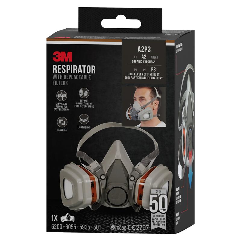 Φωτογραφία ενός μαύρου κουτιού με τη μάσκα αναπνοής 3M™ 6003KIT-1 από την 3M Deutschland GmbH με φίλτρα A2P3, που προσφέρει προστασία από οργανικούς ατμούς, υψηλή φίλτρανση σκόνης, επαναχρησιμοποίηση και πάνω από 50 δυνατότητες χρήσης.
