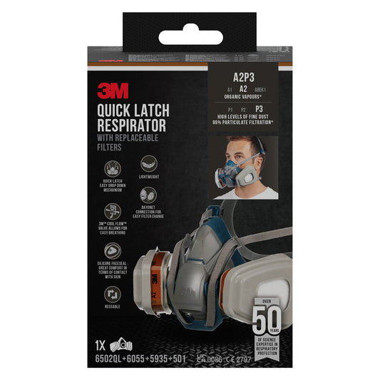 Abgebildet ist eine schwarze Schachtel der 3M™ Quick Latch-Atemschutzmaske 6502QLKIT-1 der 3M Deutschland GmbH mit austauschbaren A2P3-Filtern, auf deren Vorderseite Maskenbilder, ein Träger, Hauptmerkmale und über 50 Verwendungsmöglichkeiten aufgeführt sind.