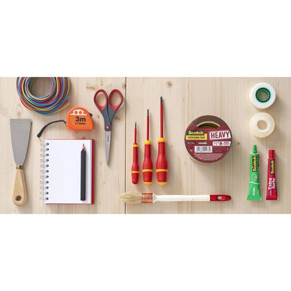 Ένα κόκκινο ψαλίδι ακρίβειας Scotch™ της 3M Deutschland GmbH είναι διατεταγμένο με διάφορα εργαλεία και γραφική ύλη όπως χρωματιστό σύρμα, μεζούρα, κατσαβίδι, ταινία, σπάτουλα, σπιράλ τετράδιο, μολύβι, σωληνάριο κόλλας και πινέλο σε ξύλινη επιφάνεια.