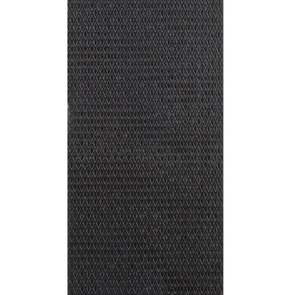 Μια κοντινή λήψη της μαύρης, ρομβοειδούς επιφάνειας της 3M Deutschland GmbH Scotch® Extremium™ Ultra Υψηλής Απόδοσης Κολλητική Ταινία DT17 (10 μ x 24 mm), που έχει σχεδιαστεί για ακραίες εφαρμογές.