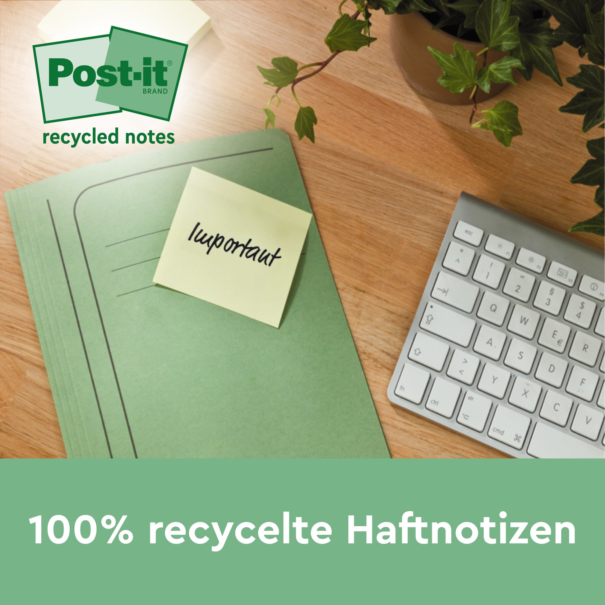 Ein gelber Post-it® Super Sticky 100% Recycling Zettel (76x76mm, 70 Blatt/Block, 100% PEFC) der 3M Deutschland GmbH mit der Aufschrift "wichtig" liegt auf einer grünen Mappe auf einem Holztisch neben einer weißen Tastatur und einer grünen Pflanze.