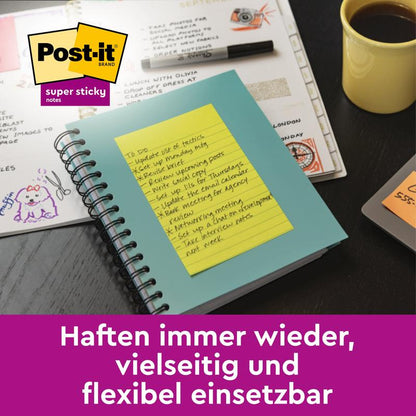 Μια κίτρινη Post-it® Super Sticky Meeting Note (203 mm x 153 mm, 70 φύλλα, πολύχρωμη) από την 3M Deutschland GmbH κολλάει σε ένα μπλε σπιράλ σημειωματάριο σε ένα γραφείο με χαρτιά και καλλιτεχνικά υλικά. Κολλάει ξανά και ξανά, ευέλικτη και πολυχρηστική.