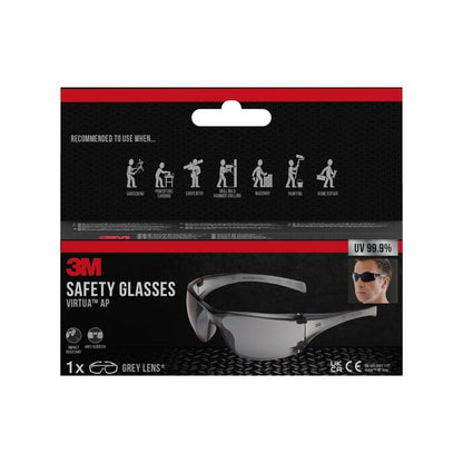 Μια λιανική συσκευασία των 3M™ Virtua™ AP προστατευτικών γυαλιών, γκρίζος φακός από την 3M Deutschland GmbH. Το κουτί τονίζει την προστασία των ματιών, την προστασία UV 99,9%, τις εικόνες του προϊόντος και τα σύμβολα για εφαρμογές όπως η κηπουρική και η ξυλουργική.