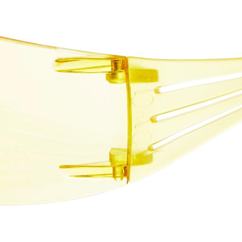 Κοντινή λήψη του μεντεσέ και του βραχίονα των γυαλιών ασφαλείας 3M™ SecureFit™ 200 από την 3M Deutschland GmbH, που αναδεικνύει το κίτρινο χρωματισμένο διαφανές πλαστικό υλικό και τις συνδετικές βίδες.