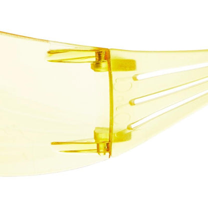 Κοντινή λήψη του μεντεσέ και του βραχίονα των γυαλιών ασφαλείας 3M™ SecureFit™ 200 από την 3M Deutschland GmbH, που αναδεικνύει το κίτρινο χρωματισμένο διαφανές πλαστικό υλικό και τις συνδετικές βίδες.