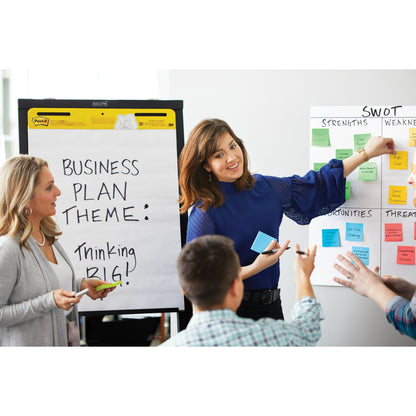 In einem Besprechungsraum verwenden die Teilnehmer Post-it® Super Sticky Notes (76 mm x 76 mm, 90 Blatt/Block, 100% PEFC) der 3M Deutschland GmbH auf einer SWOT-Analysekarte und einem Flipchart mit der Aufschrift "Business Plan Theme: Thinking Big!", um gemeinsam an Ideen zu arbeiten.