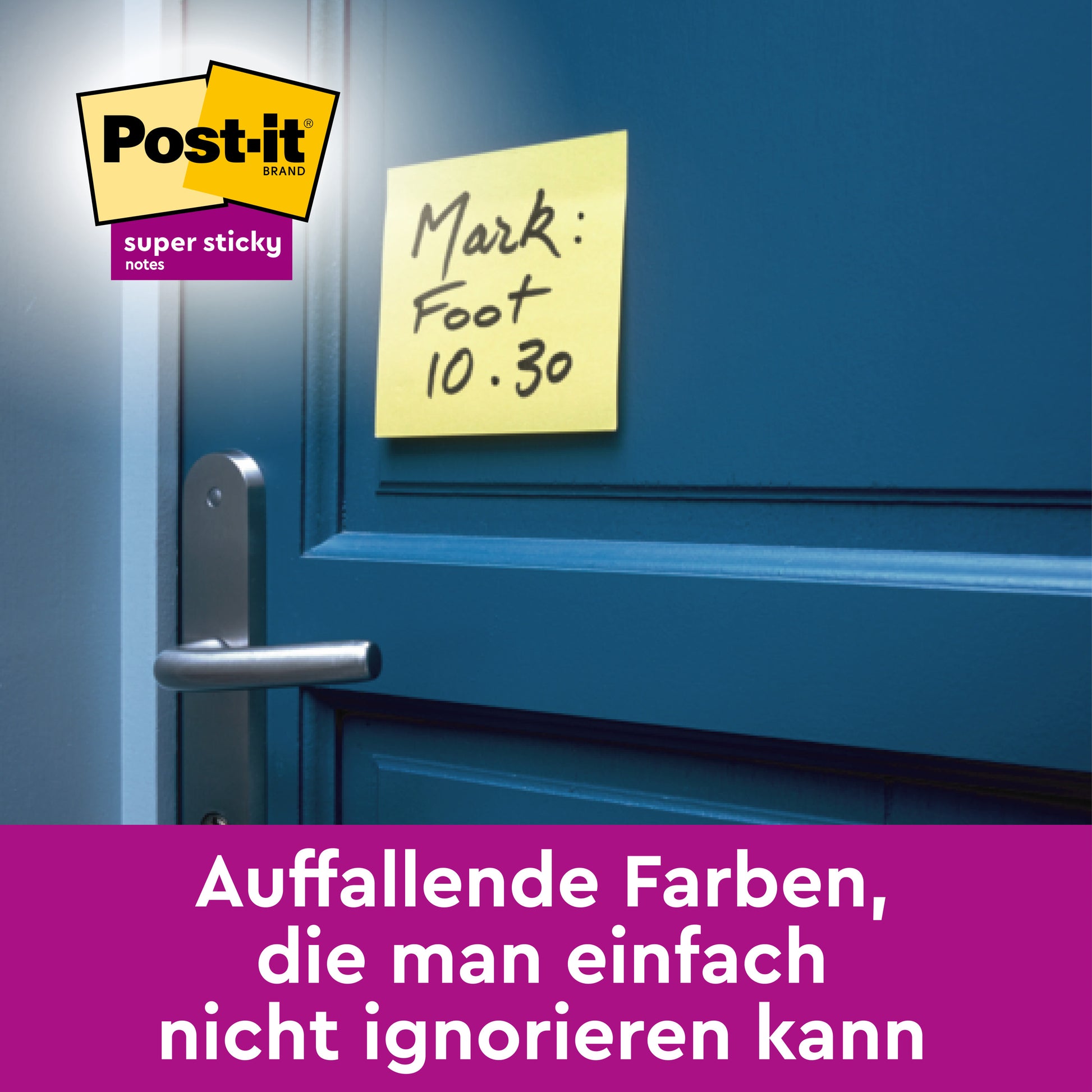 Ein Post-it® Super Sticky Note (Gelb, 76 x 76 mm, 90 Blatt, 1 Block/Packung, 100% PEFC) der 3M Deutschland GmbH mit handschriftlichem "Mark: Foot 10.30" liegt auf einer blauen Tür. Das Logo befindet sich oben links, darunter die deutsche Tagline.