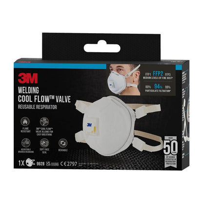 Ένα κουτί με τη μάσκα σωματιδίων 3M™ Cool Flow™ 9928 για εργασίες συγκόλλησης (1 τεμάχιο), από την 3M Deutschland GmbH, με βαλβίδα, απεικονίζεται σε μια κυρίως μαύρη συσκευασία με λευκό και μπλε κείμενο· με πιστοποιητικά ασφάλειας και μια εικόνα χρήστη που φοράει τη μάσκα.