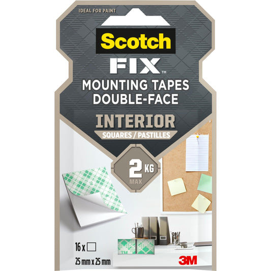 Eine Packung Scotch-FIX™ Doppelseitige Innenmontagequadrate 4496-ST16-P von 3M Deutschland GmbH enthält 16 doppelseitige Quadrate (25 mm x 25 mm) für die Innenmontage, die jeweils bis zu 2 kg halten. Das 3M Logo ist unten rechts abgebildet.