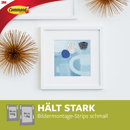 Ein abstraktes blau-weißes Kunstwerk in einem weißen Rahmen wird mit Kleinen weißen Command™ Bilder-Montage Strips S 17202FGN von 3M Deutschland GmbH aufgehängt - ideal für spurenfreies, starkes Befestigen von Bildern ohne Bohren. Das goldene Starburst-Deko ergänzt die Szene.
