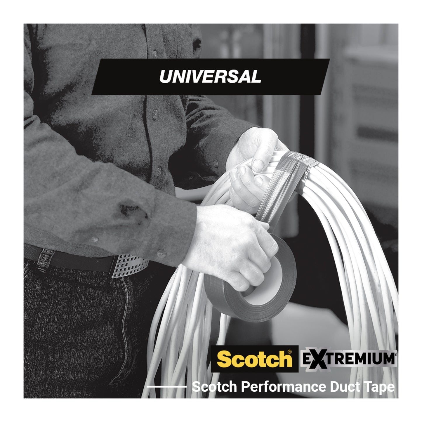 Eine Person wickelt Scotch® Extremium™ Universal Klebeband, 3 m x 19 mm (von 3M Deutschland GmbH) um Kabel. Das schwarz-weiße Bild zeigt oben "UNIVERSAL" und unten das Produktbranding.