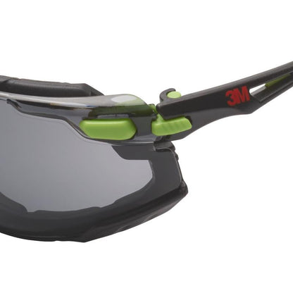 Κοντινή λήψη των γυαλιών προστασίας 3M™ Solus™ 1000 από την 3M Deutschland GmbH, με γκρι γυαλί, πράσινο/μαύρο πλαίσιο με αποσπώμενη σφράγιση αφρού και επίστρωση προστασίας κατά της ομίχλης Scotchgard™ για βέλτιστη προστασία ματιών.