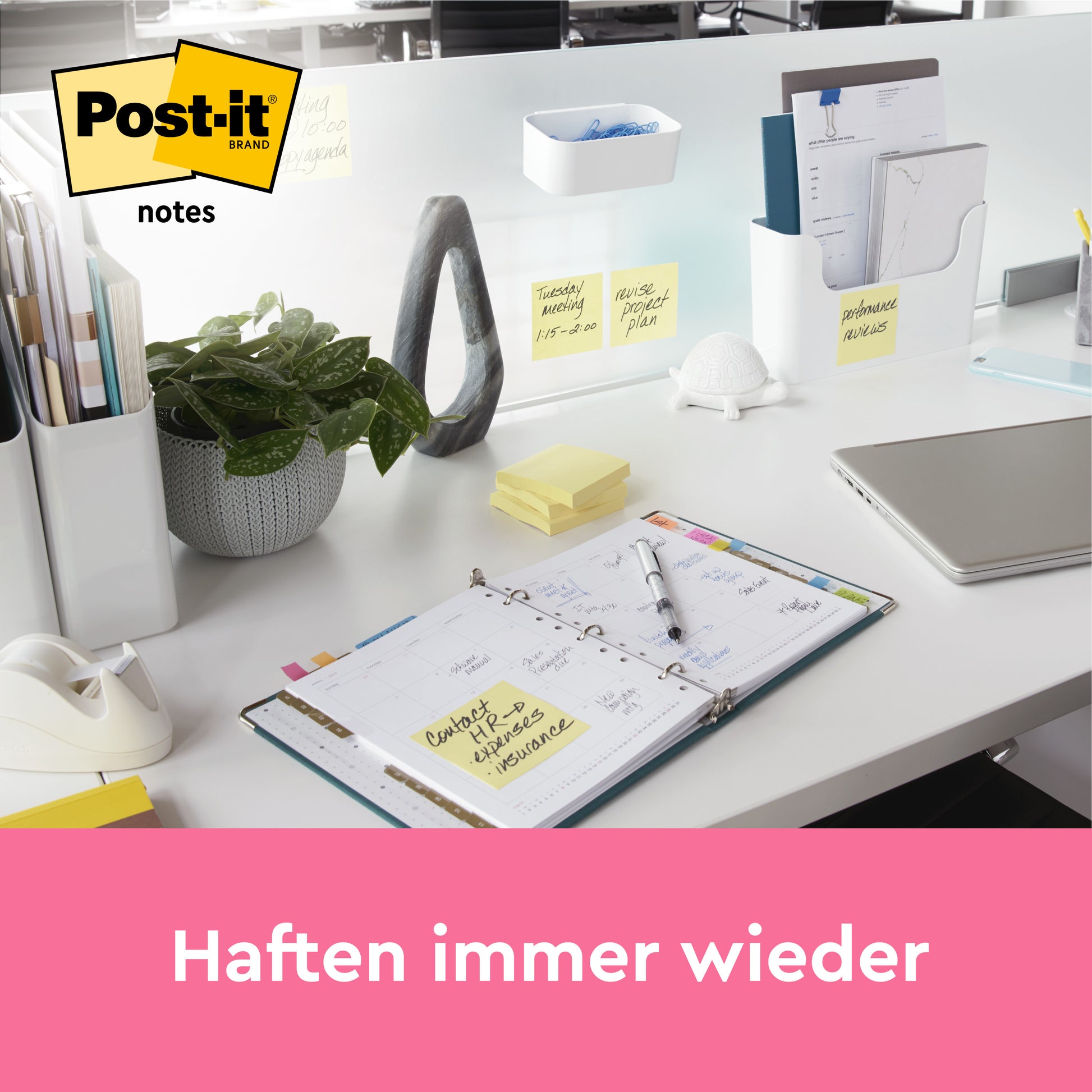Ein moderner Bürotisch mit Schreibwaren, einem Planer, einem Laptop und mehreren gelben Post-it® Notes (76 mm x 127 mm, 100 Blatt/Block, 12 Blöcke/Packung von 3M Deutschland GmbH). Das Post-it Logo ist oben links. "Haften immer wieder" steht in einem pinken Kasten unten.