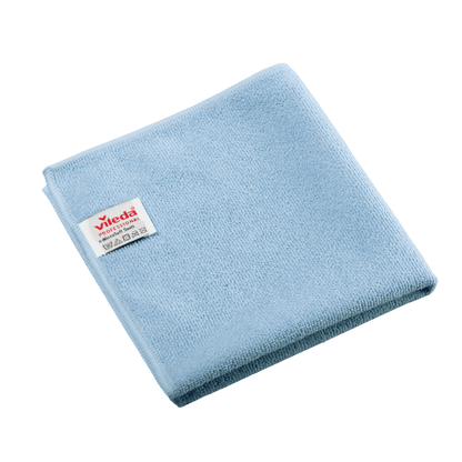 Διπλωμένο μπλε πανί μικροϊνών Vileda Professional r-MicroTuff Swift με ραμμένη λευκή ετικέτα, στην οποία αναγράφονται το όνομα της μάρκας και τα σύμβολα φροντίδας.