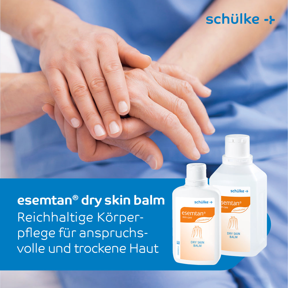 Ένα άτομο με μπλε ρούχα εφαρμόζει το Schülke esemtan® dry skin balm, Βάλσαμο περιποίησης σώματος - 500 ml | Φιάλη (500 ml) από την Schülke & Mayr GmbH στα χέρια του. Η εικόνα δείχνει στην κάτω δεξιά γωνία δύο φιάλες του προϊόντος, συνοδευόμενες από κείμενο στα γερμανικά, που περιγράφει το βάλσαμο περιποίησης σώματος ως πλούσια περιποίηση σώματος για απαιτητικό και ξηρό δέρμα.