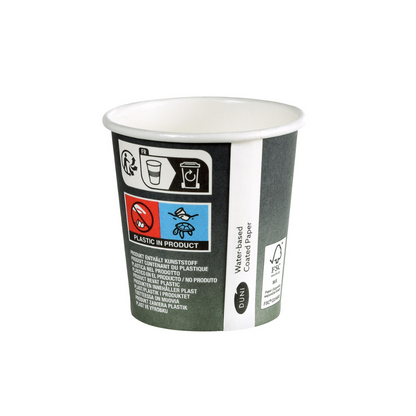Το Duni Urban Kaffeebecher PAP/PLA Bedruckt της Duni GmbH είναι ένα μικρό ποτήρι μιας χρήσης από χαρτόνι με σύμβολα και κείμενο που υποδεικνύουν το ποσοστό πλαστικού. Διαθέτει ένα λογότυπο με πιστοποίηση FSC, ένα σύμβολο κρανίου και ένα κείμενο σε διάφορες γλώσσες που τονίζει τη βιωσιμότητα για την παγκόσμια κατανόηση.