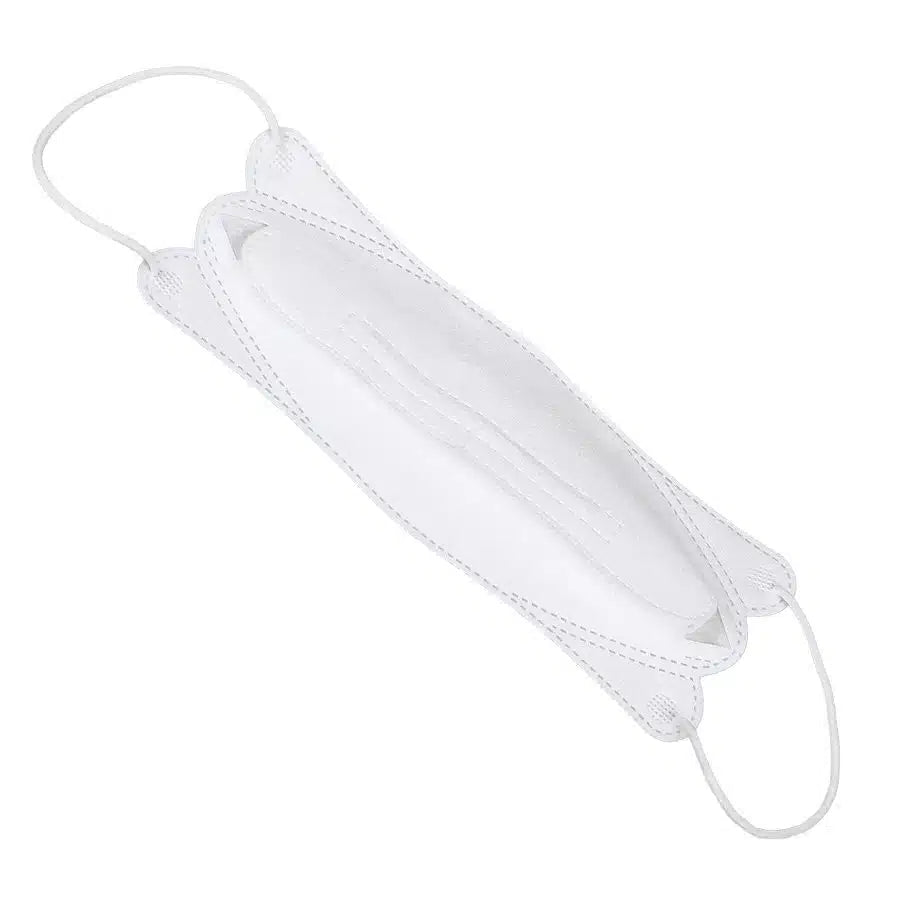 Abgebildet ist ein weißer, flach gefalteter Air Queen partikelfiltrierender Mund-Nasen-Schutz CE2163 mit sichtbaren Nahtlinien und Ohrschlaufen an beiden Enden. Vor einem weißen Hintergrund ist sein Nano-Faser-Filter hervorgehoben, der das Design und die Struktur der Maske betont.